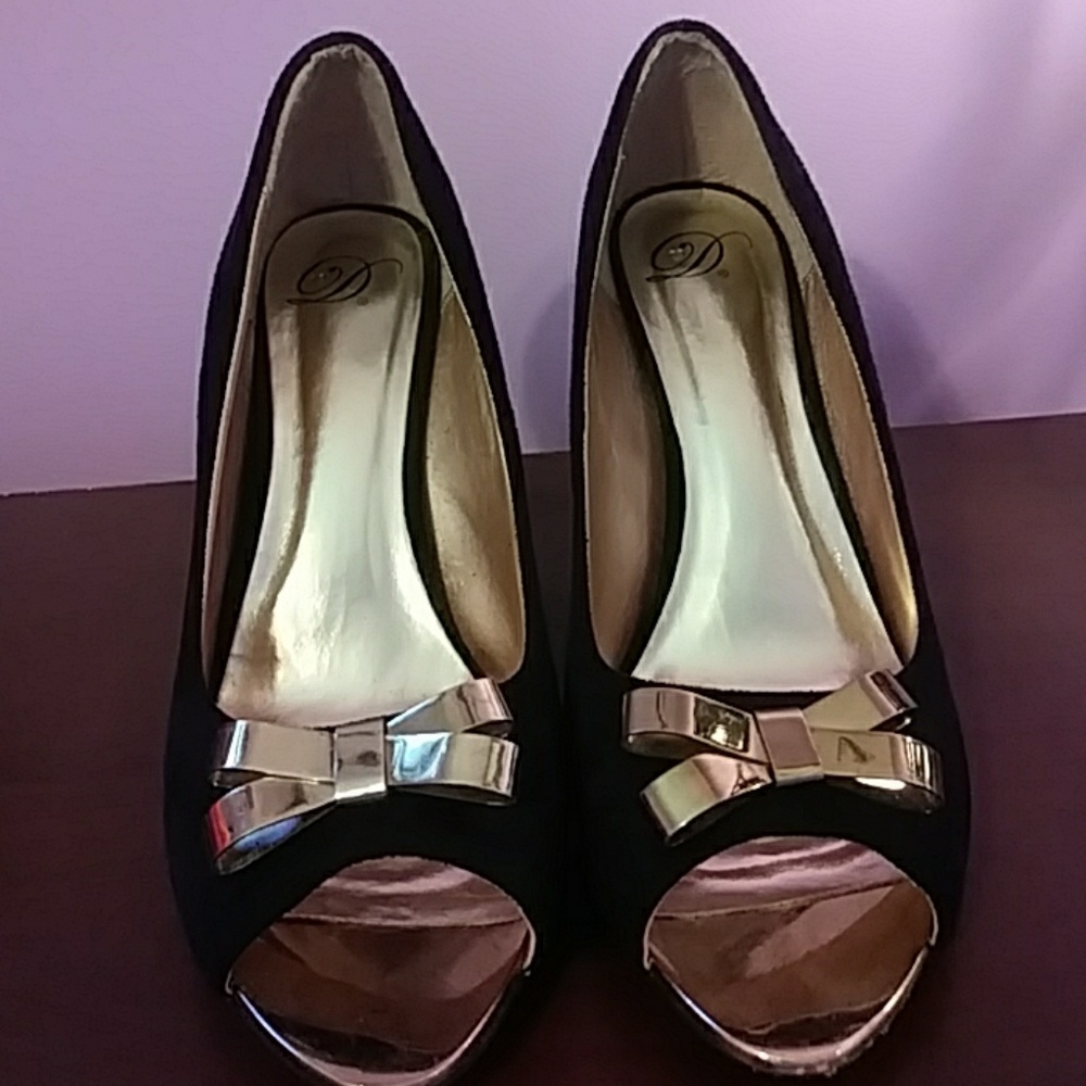 Black heels with a metal gold bow